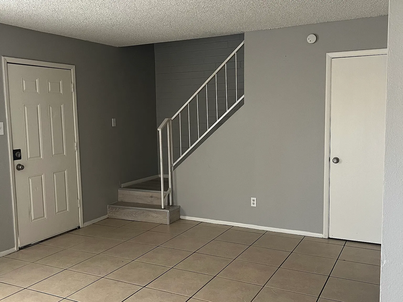 3 bed, 1005 sqft, $1,390 — Photo 3