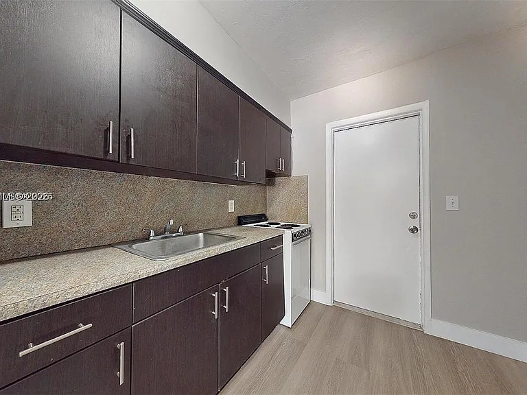 891 SW 5th St #2 — Photo 9