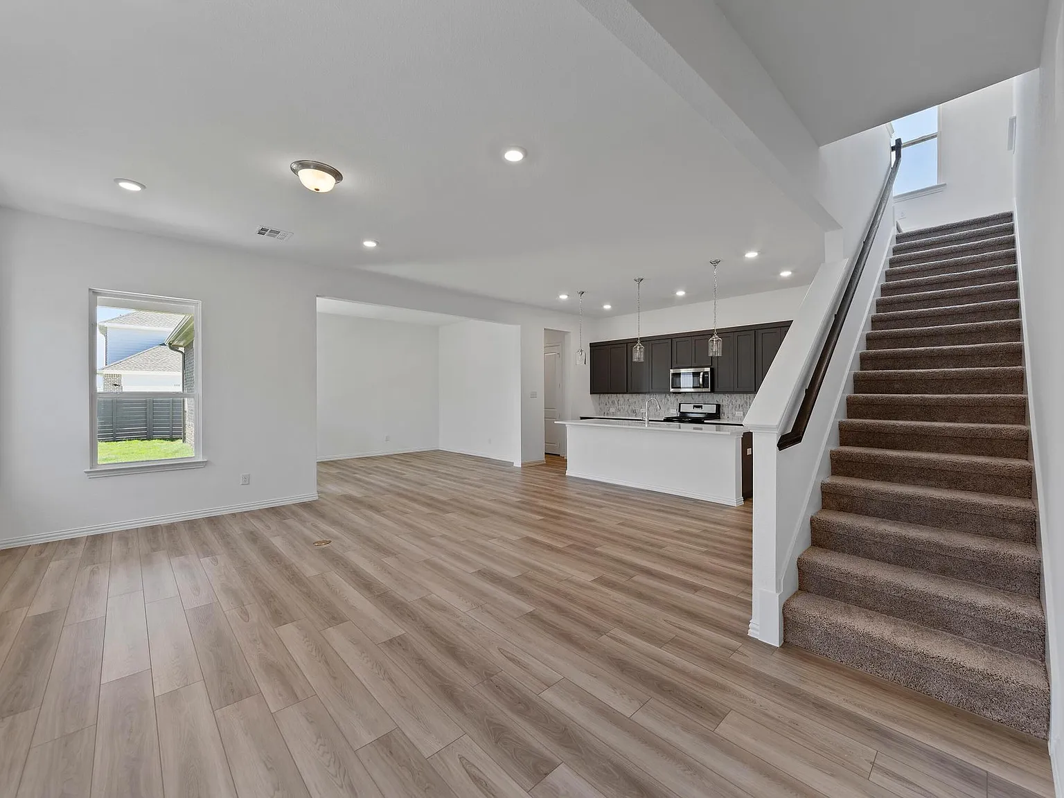 3 bed, 2054 sqft, $2,495 — Photo 3