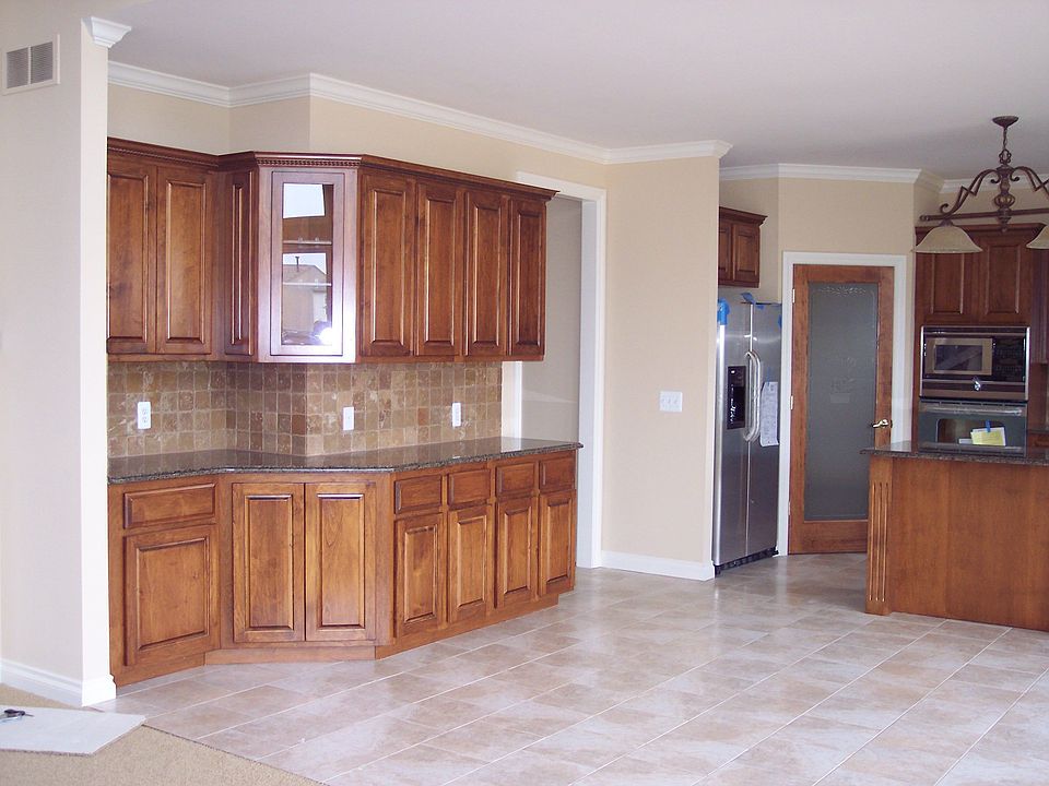 Spacious Nook with Butler's Pantry