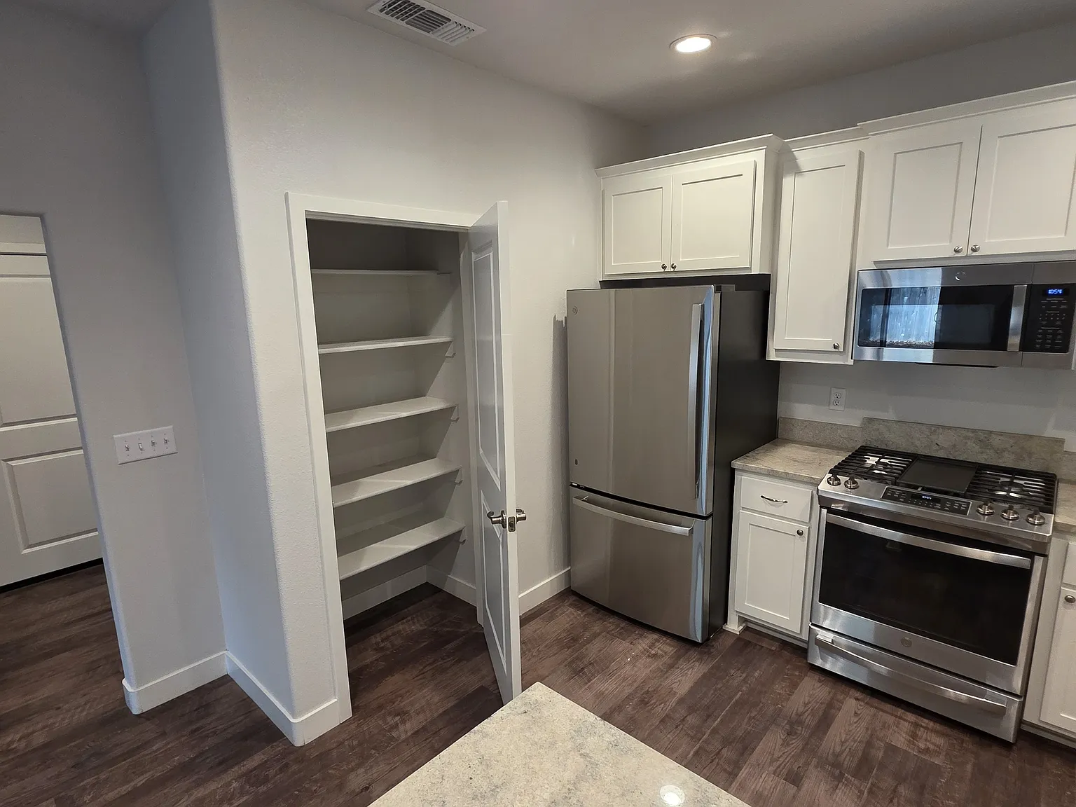 3 bed, 1376 sqft, $2,250 — Photo 4