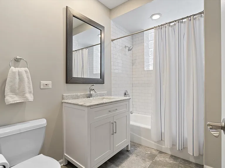 1310 W Fletcher St #1E — Photo 26