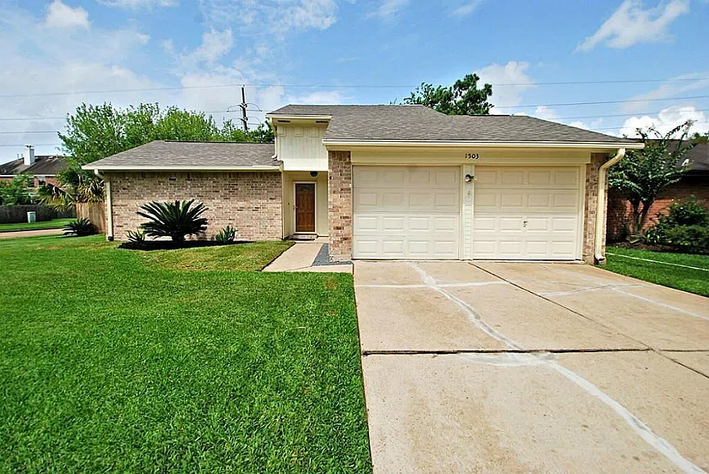 3 bed, 2.0 bath, 1700 sqft, $1,995 — Photo 1