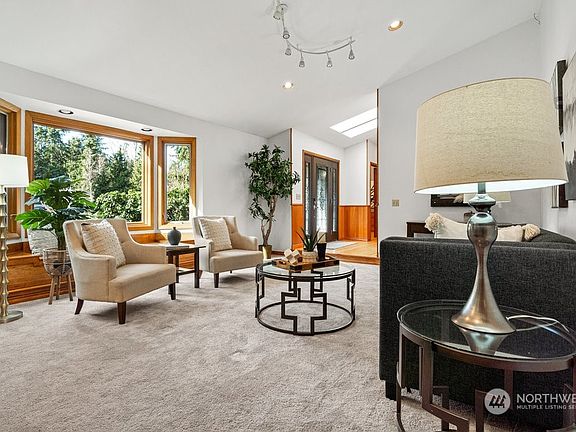 Vaulted ceiling and window seat with storage.>