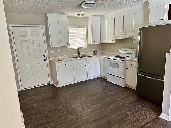 2nd image of 208 Sunnyside Dr #208