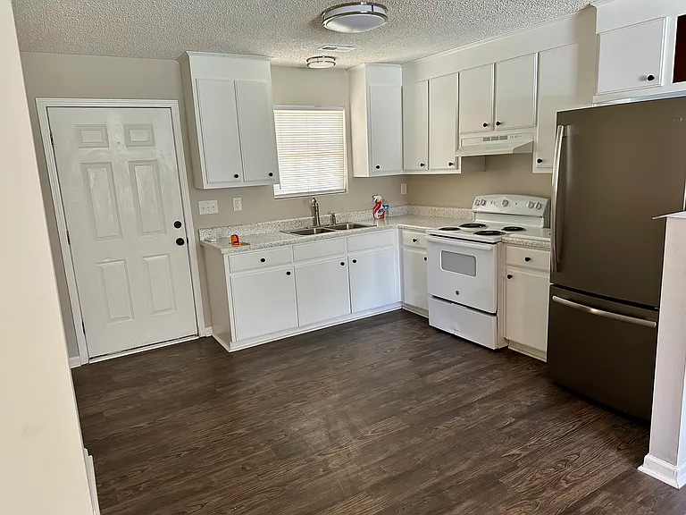 208 Sunnyside Dr #208 — Photo 2