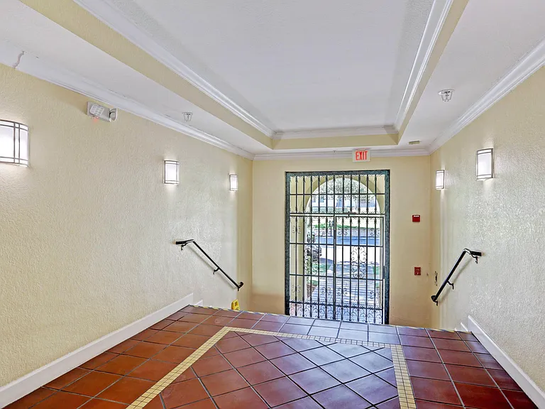 630 Sapodilla Ave #321 — Photo 3