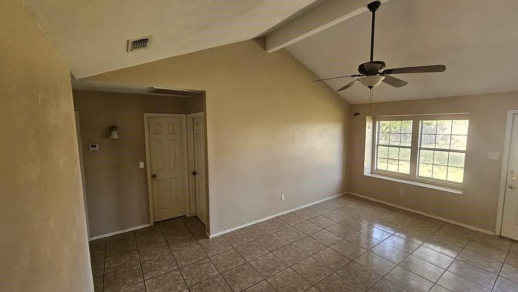 3 bed, 1.0 bath, 995 sqft, $1,650 — Photo 4