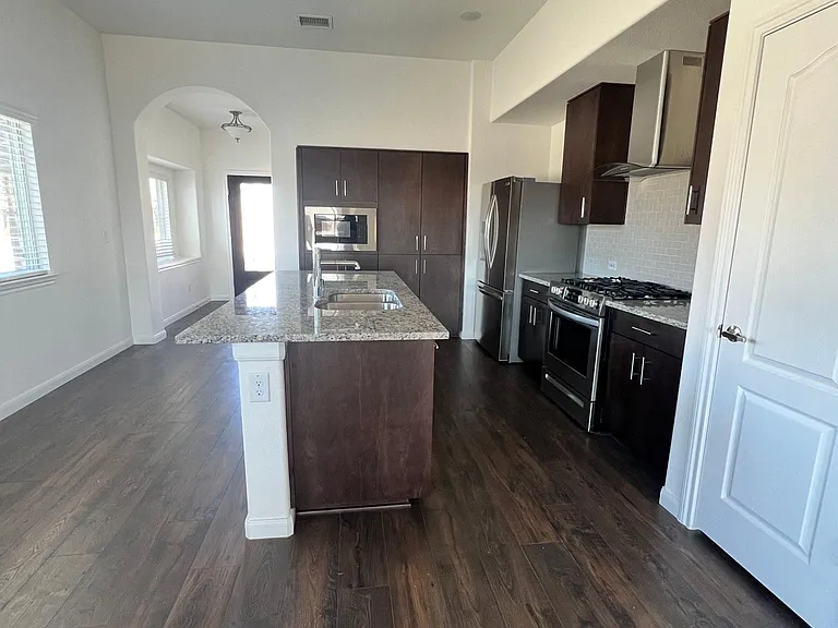 1204 Sumner St — Photo 7