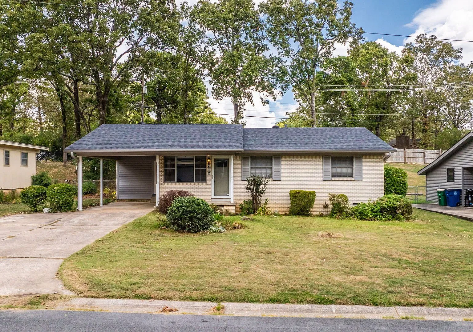 3BR/2BA Brick Home with Hardwood Floors & Two Living Areas North Little Rock — Photo 3