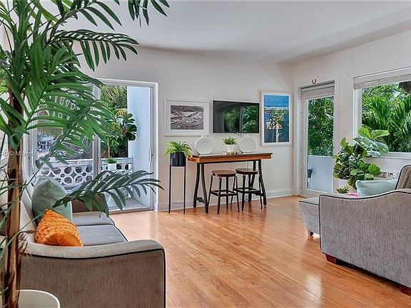 4th image of 428 Collins Ave APT 15