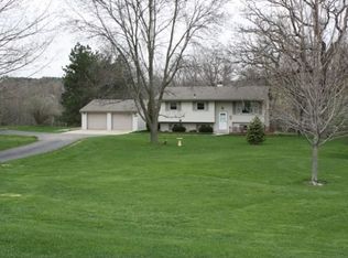 1164 E Lake Rd, Mineral Point, WI 53565