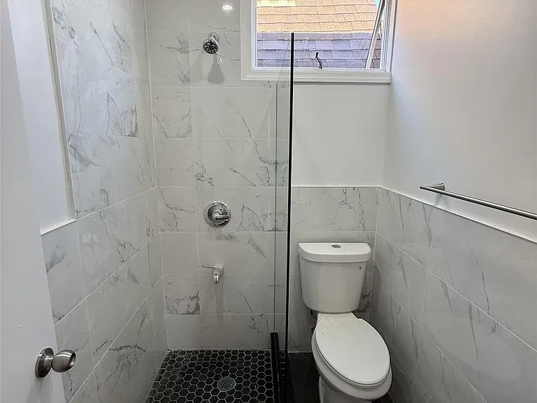 2528 Poplar St — Photo 6