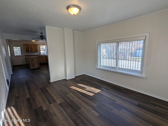 3rd image of 6 Maple Ave