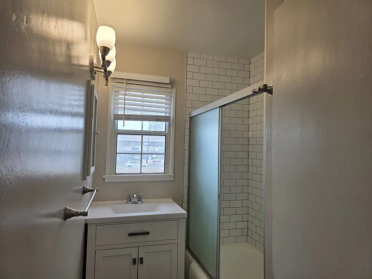 5547 Woodman Ave — Photo 19