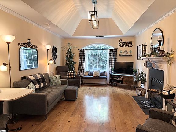 4th image of 215 Chadwyck Ct