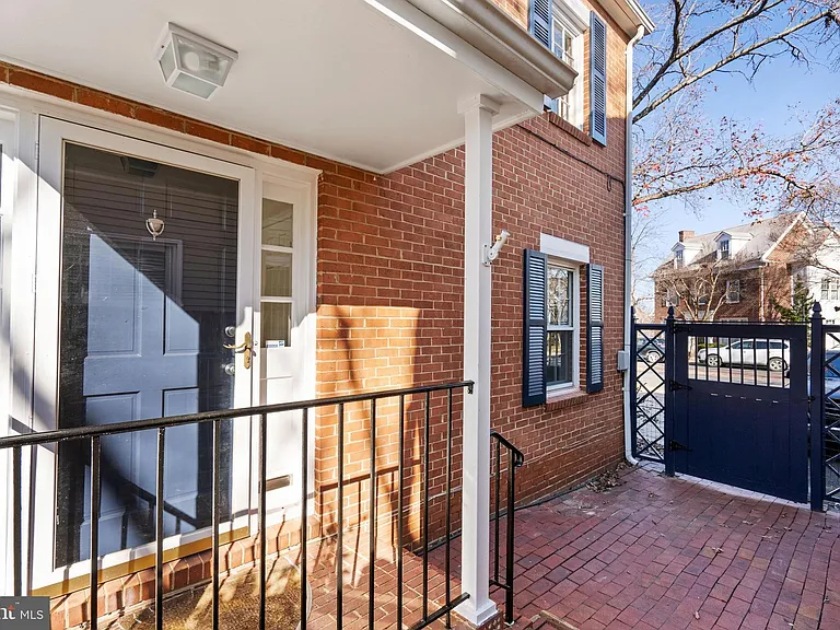 1020 Powhatan St — Photo 9