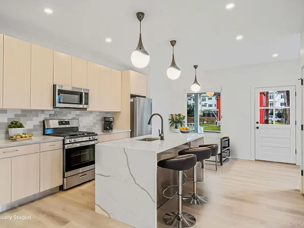 24 Skillman St, Roslyn, NY 11576