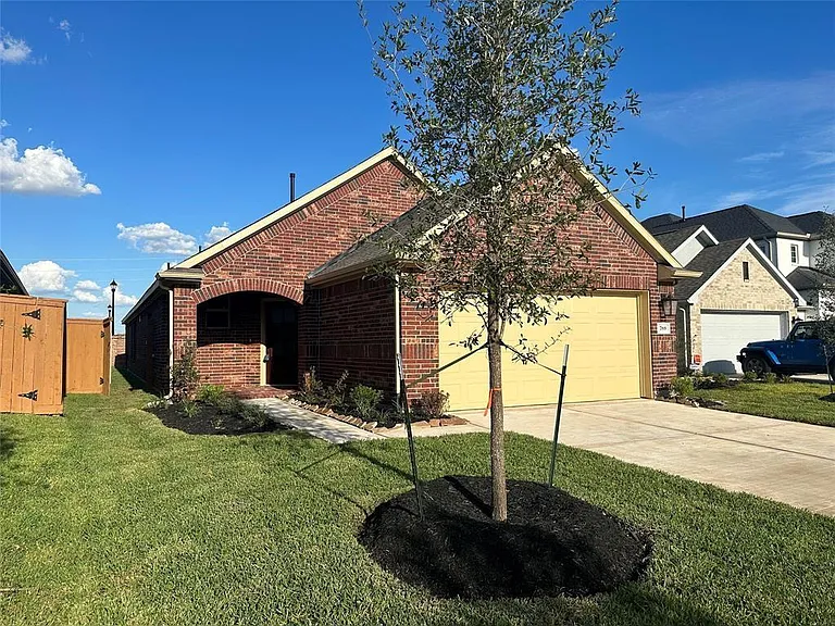 788 Lake Lacosta Dr — Photo 1