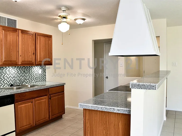 1533 Santa Fe Trl — Photo 6