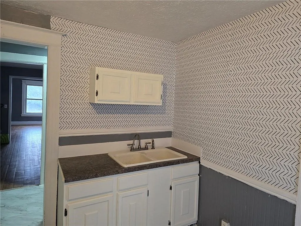 3 bed, 1.0 bath, 2916 sqft, $1,500 — Photo 3