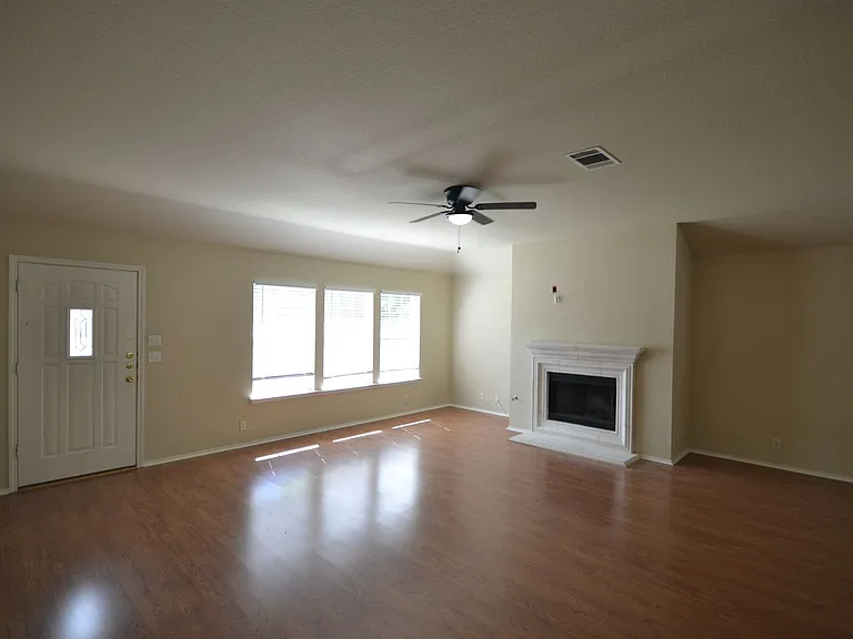 1803 Warwick Cv — Photo 23
