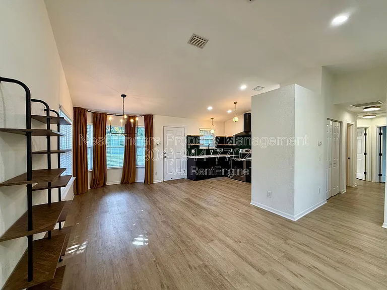 725 Alexander St — Photo 6