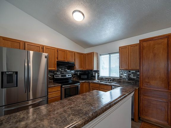4th image of 77 Goodridge Dr