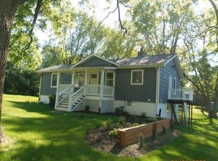 9 Indian Trl, Lake In The Hills, IL 60156