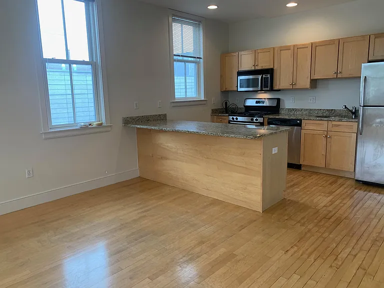 111 2nd St #4 — Photo 4