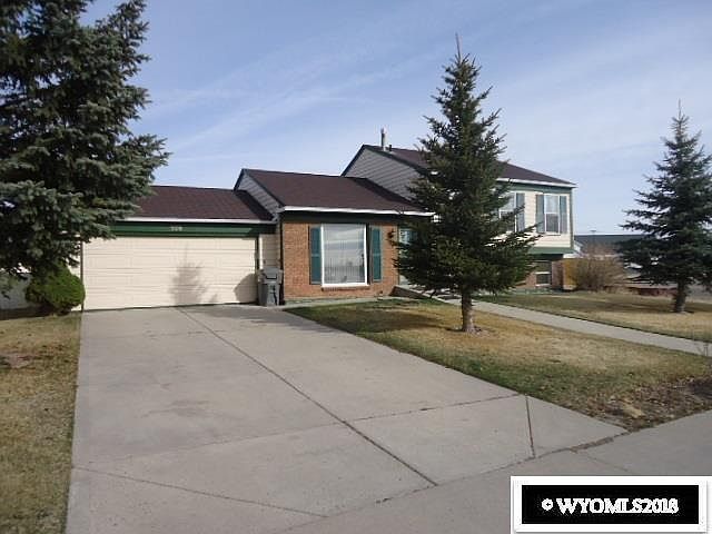 1st image of 926 Eisenhower Dr