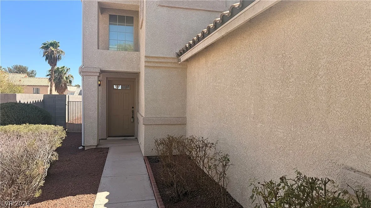 4 bed, 3.0 bath, 1829 sqft, $2,000 — Photo 2