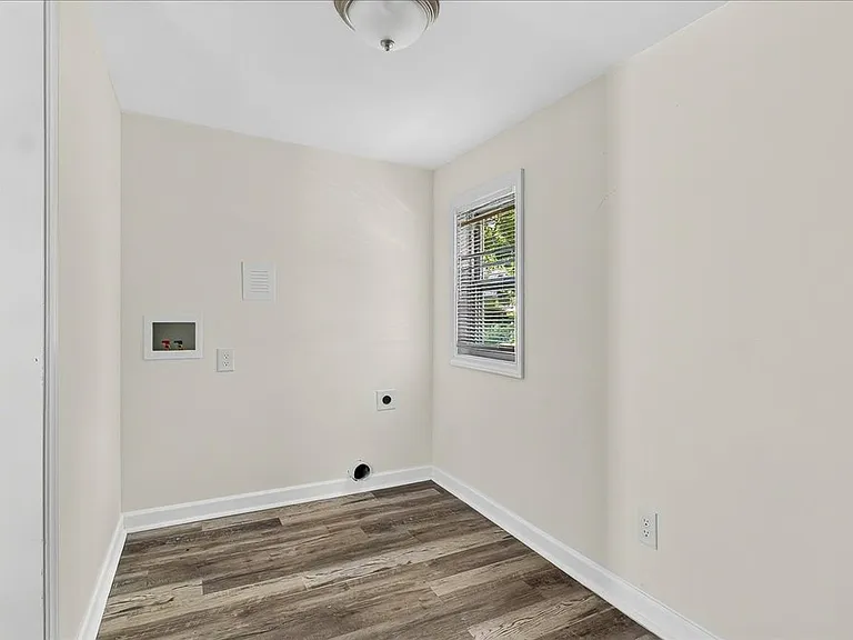 403 Spring Ct — Photo 8