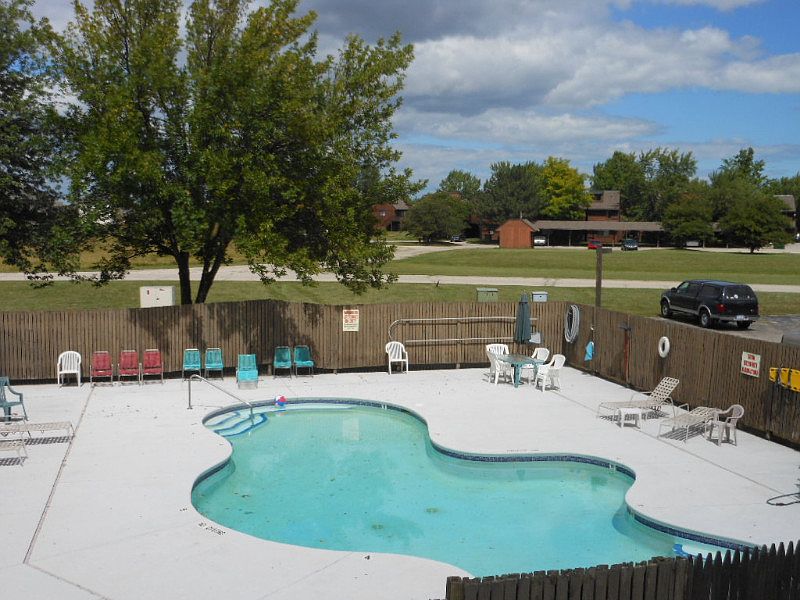 2nd image of 2424 Tennis Ct APT B5