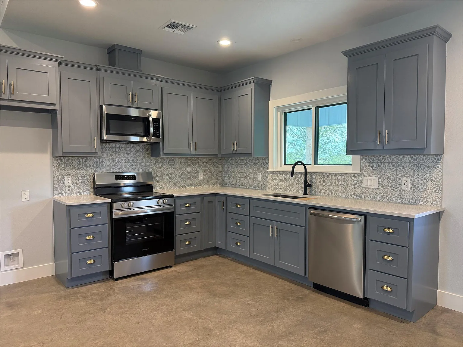 3 bed, 2.0 bath, 1300 sqft, $1,800 — Photo 3
