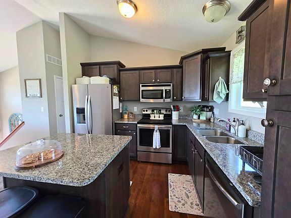 4th image of 106 Rolling Vista Pl