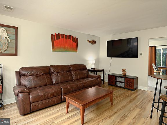 2nd image of 586 Belmawr Pl
