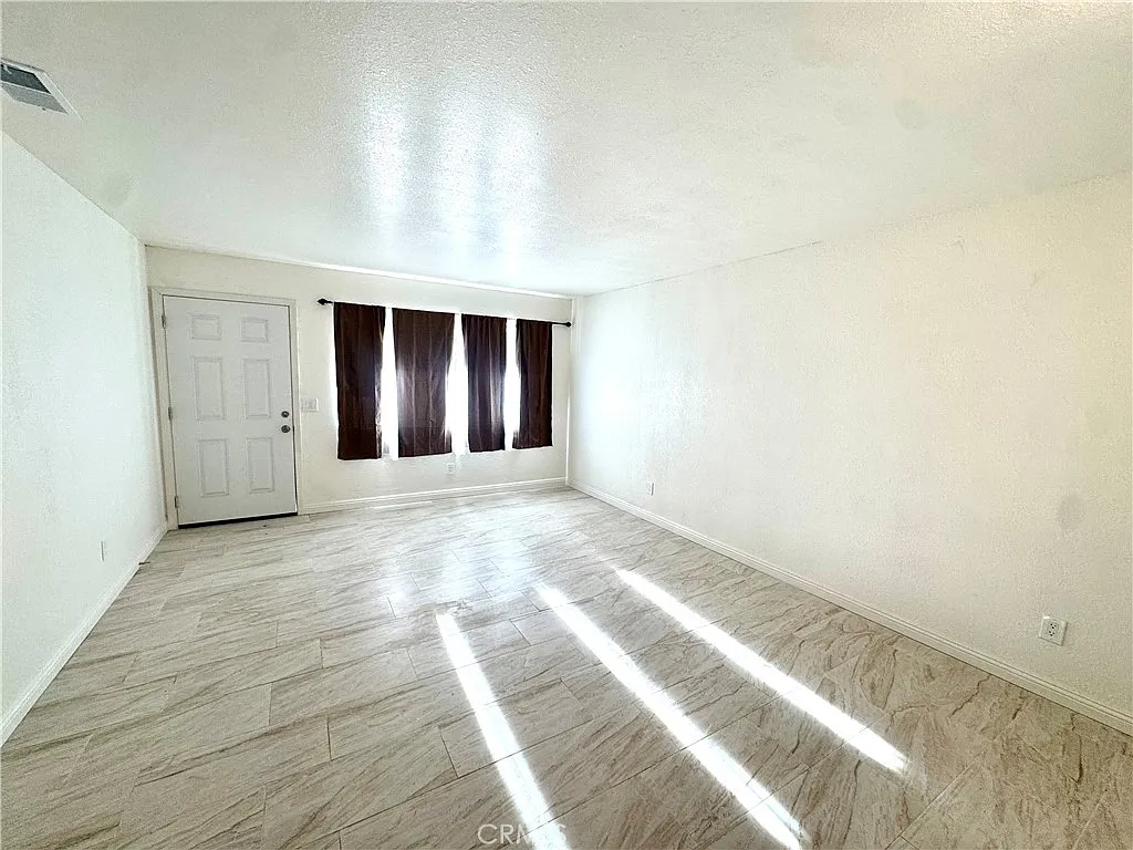3 bed, 1078 sqft, $2,090 — Photo 4