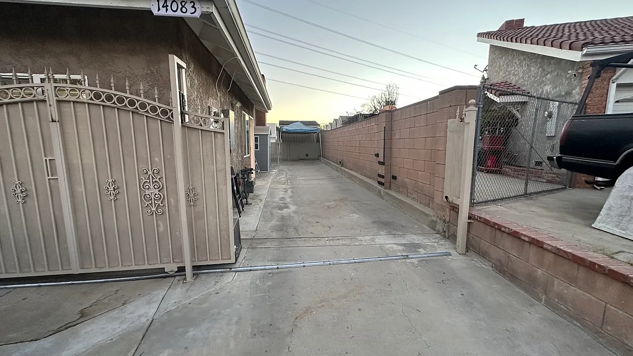 2 bed, 800 sqft, $2,700 — Photo 2