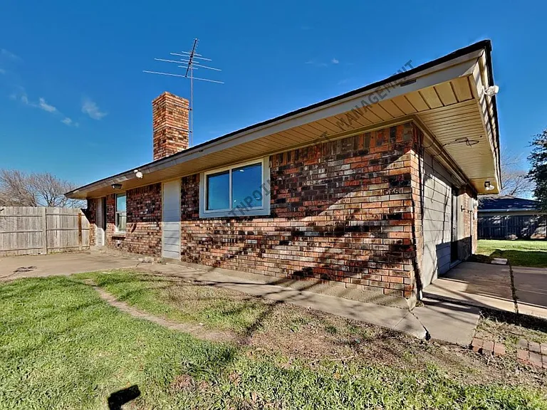 2724 Russwood Ln — Photo 23