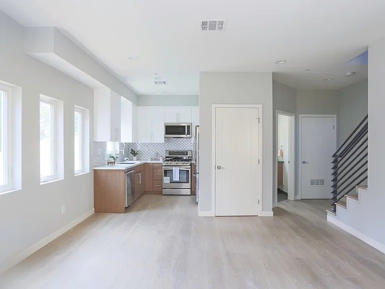 1242 N Beachwood Dr — Photo 5