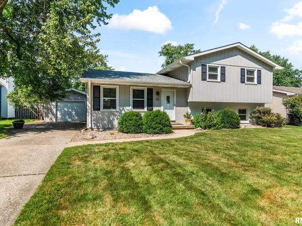 721 Magnolia Dr, Chatham, IL 62629