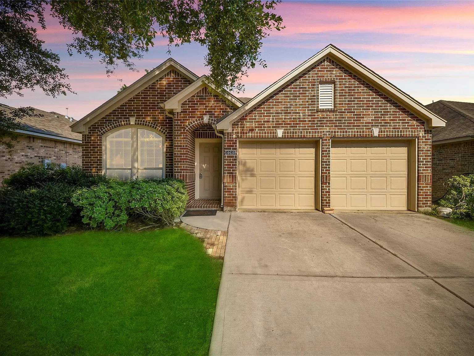 4 bed, 2.0 bath, 2167 sqft, $2,400 — Photo 2