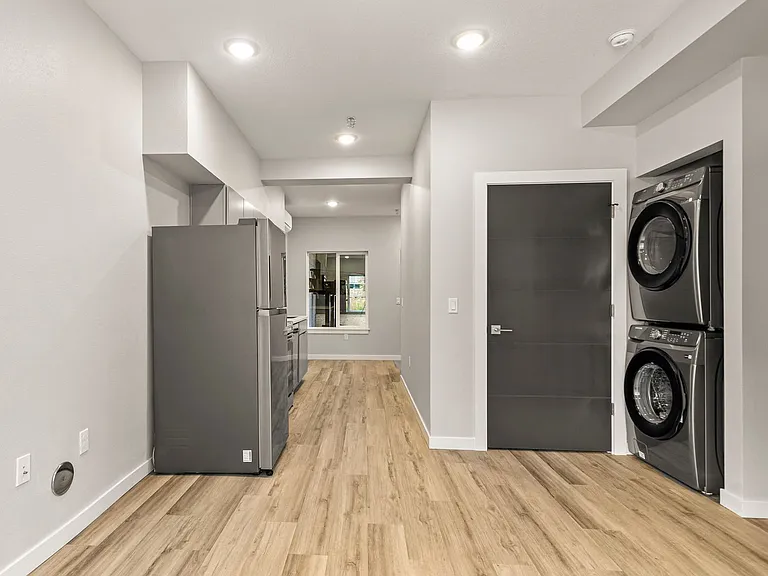 7150 N Greenwich Ave #6 — Photo 9