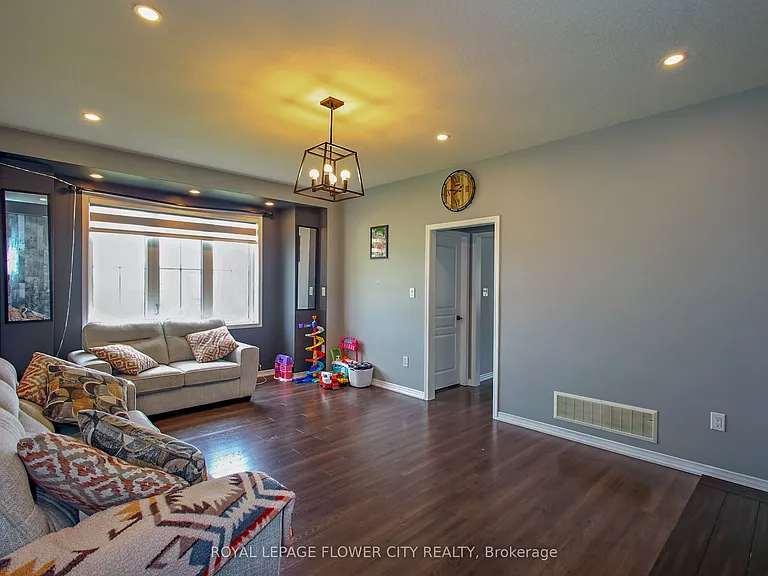 81 Baffin Cres — Photo 11