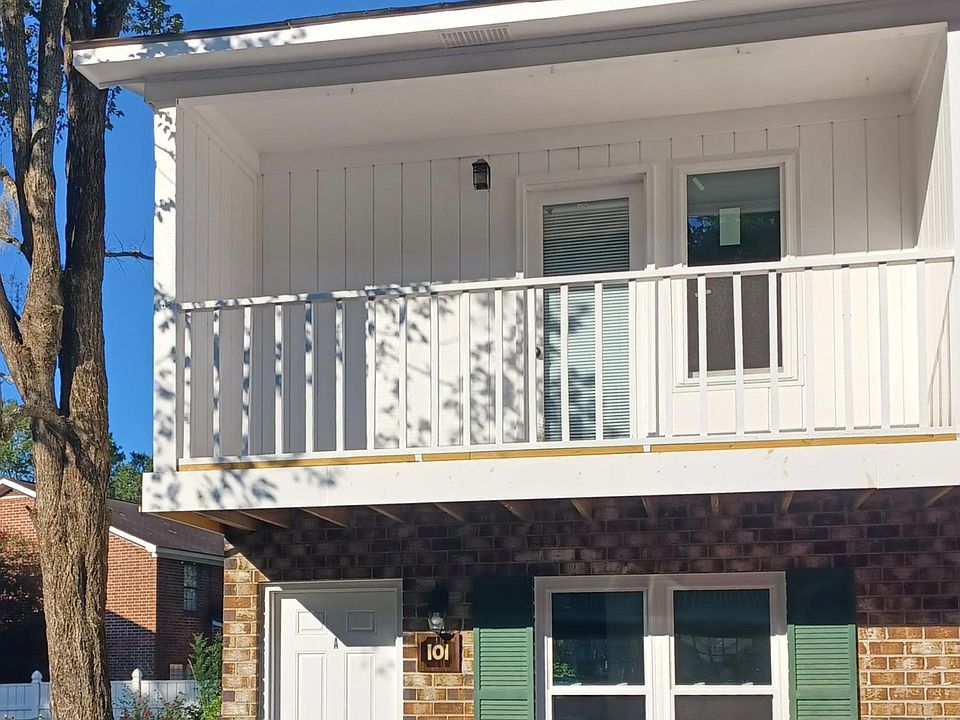 End Unit with side yard and back yard