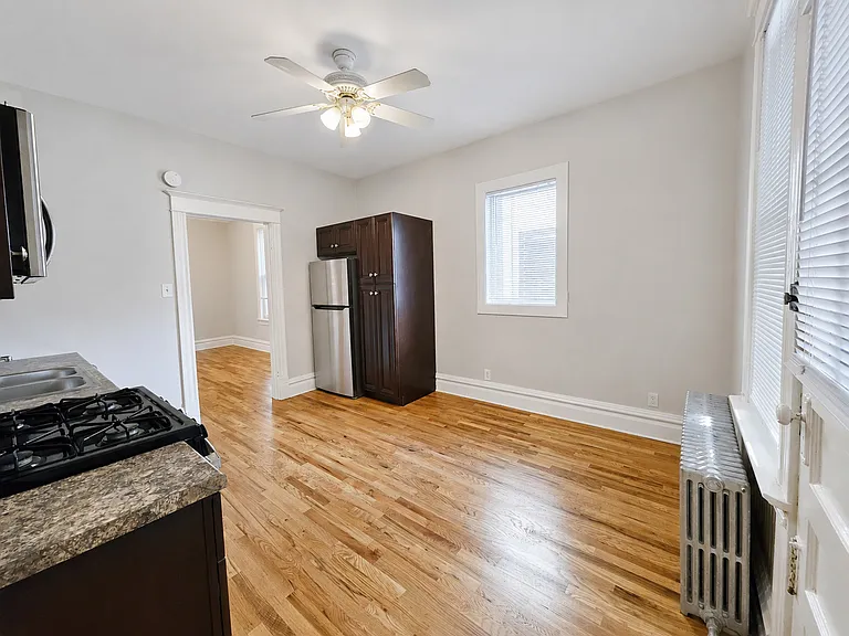 3722 N Bosworth Ave #1R — Photo 5
