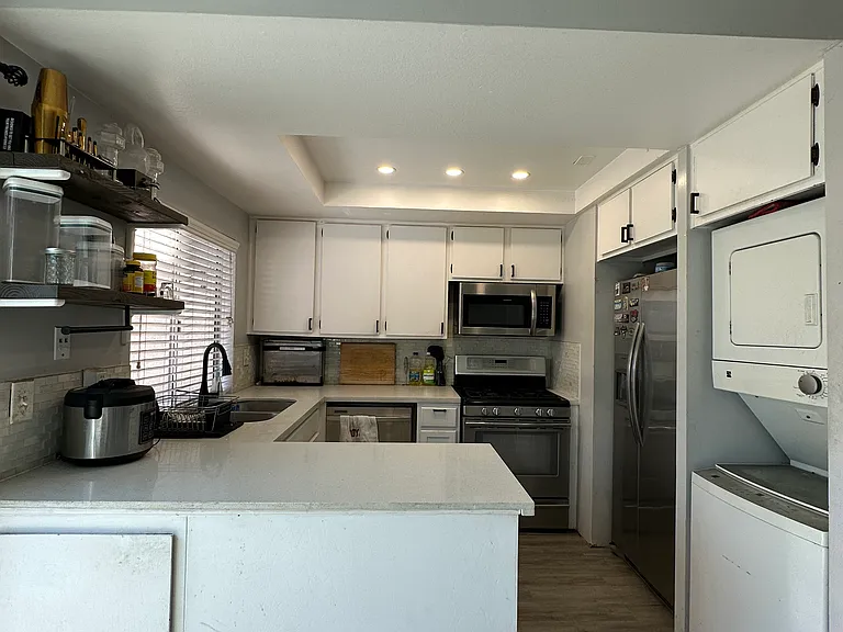 2562 Bryn Mawr Ln — Photo 4