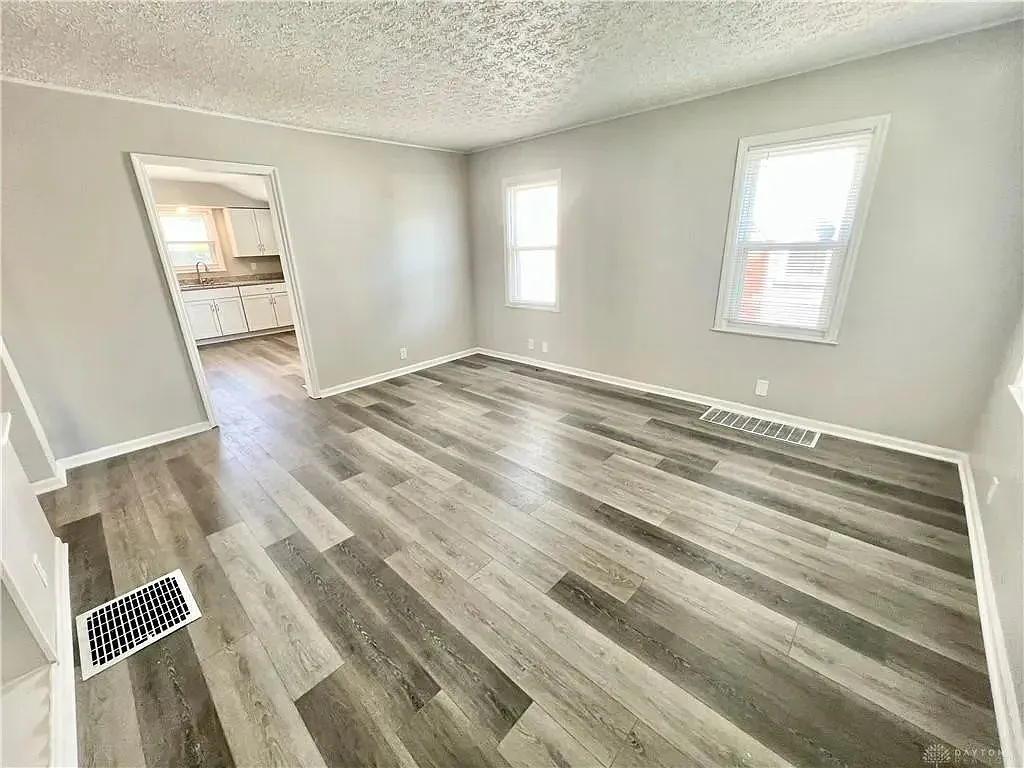 3 bed, 1.0 bath, 1151 sqft, $1,147 — Photo 3