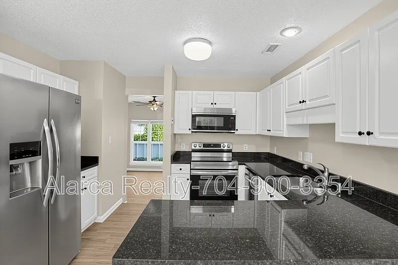 3 bed, 2.5 bath, 1400 sqft, $1,895 — Photo 3